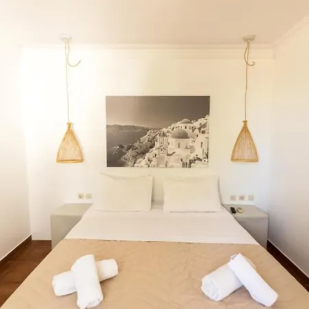 Lodge Armani Perissa (Santorini)
